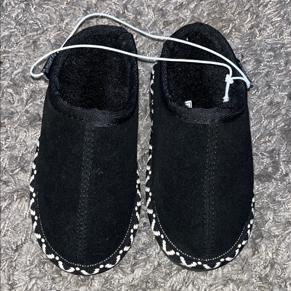 New Black Slip-On Bearpaw Shoes with Patterned Trim Size 7c